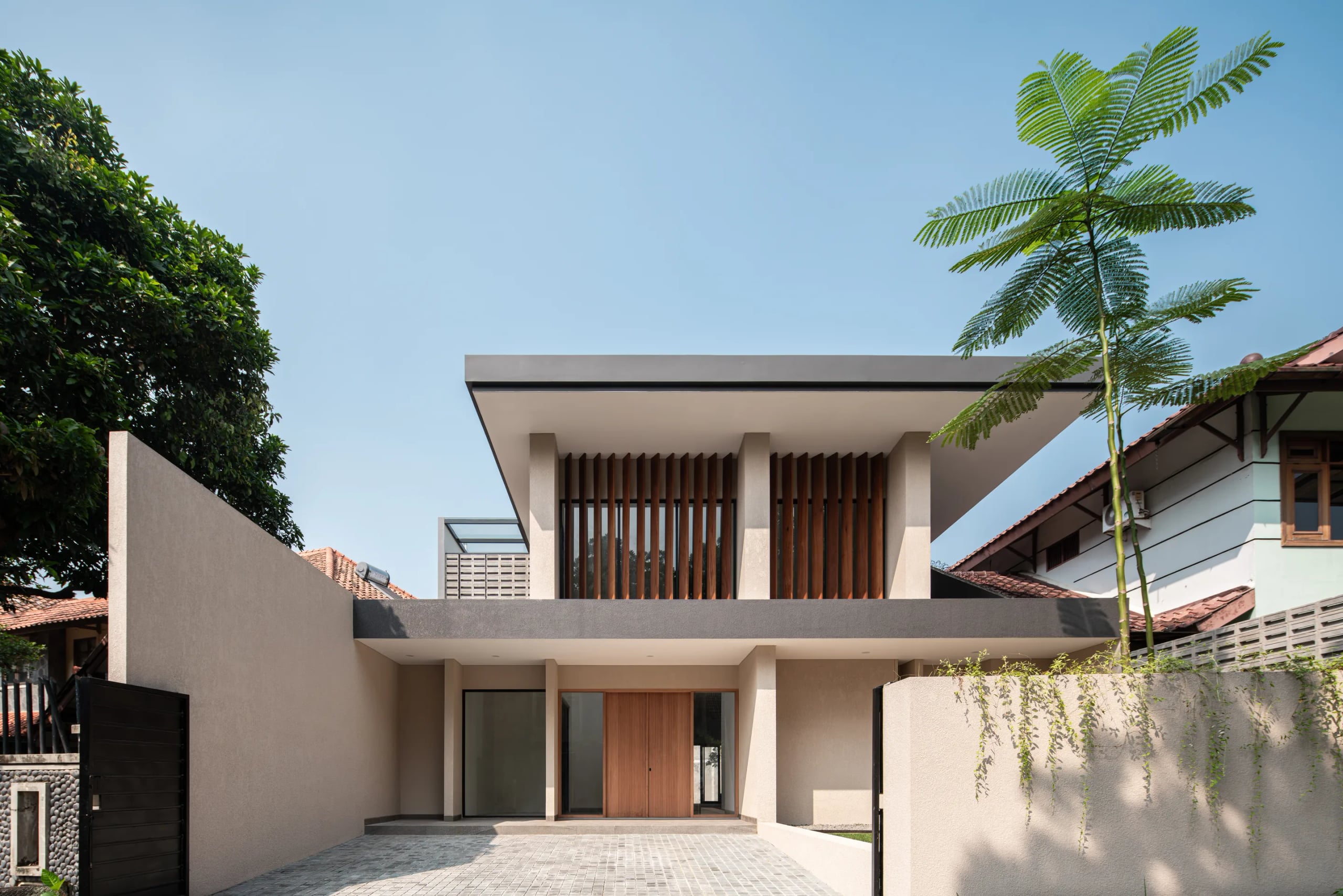 Louver House, The beauty of repetition; residential architecture in Giriloka, BSD by Senawa