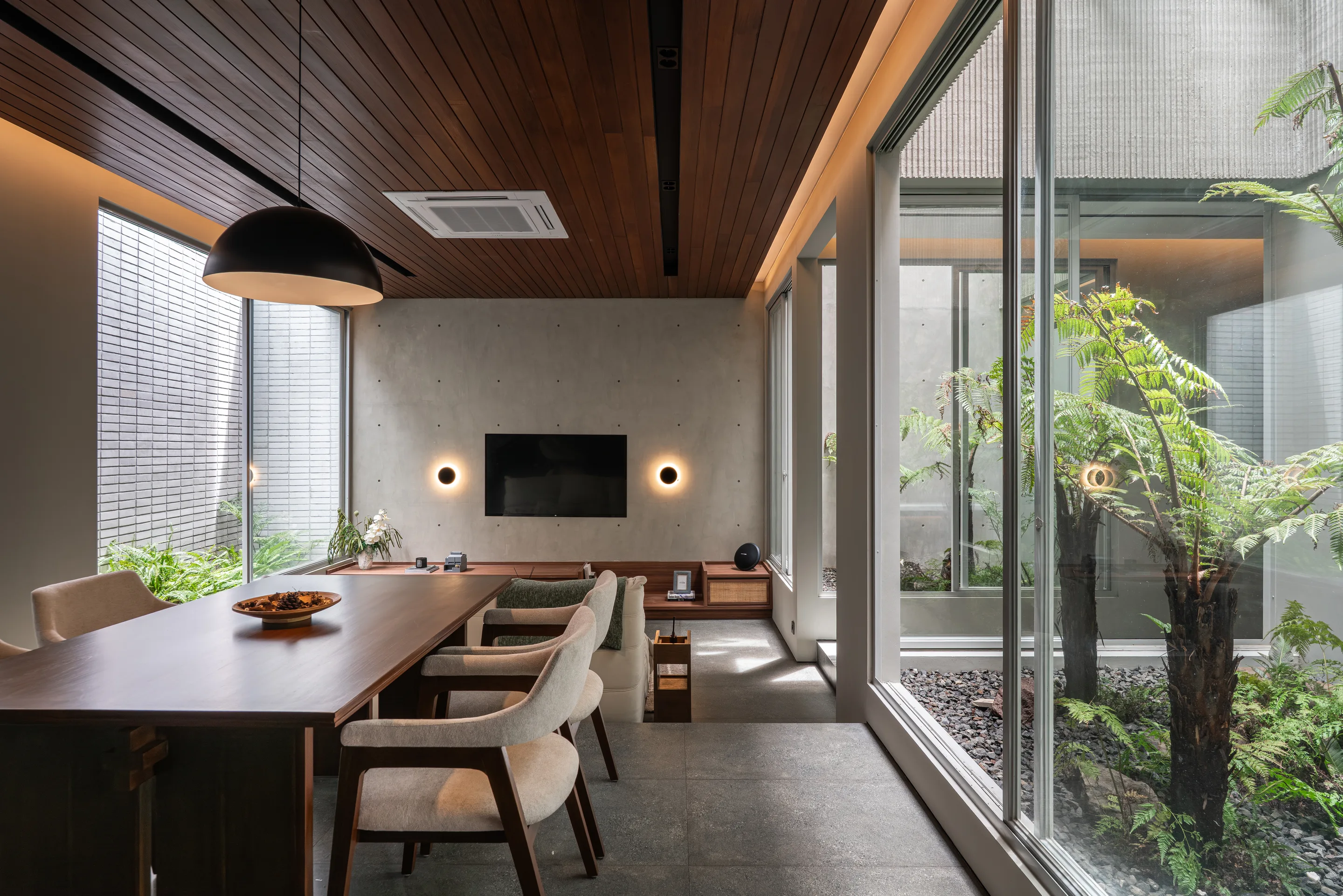 AA House, A quiet refuge in Bintaro; residential architecture in Bintaro, Tangerang by Senawa