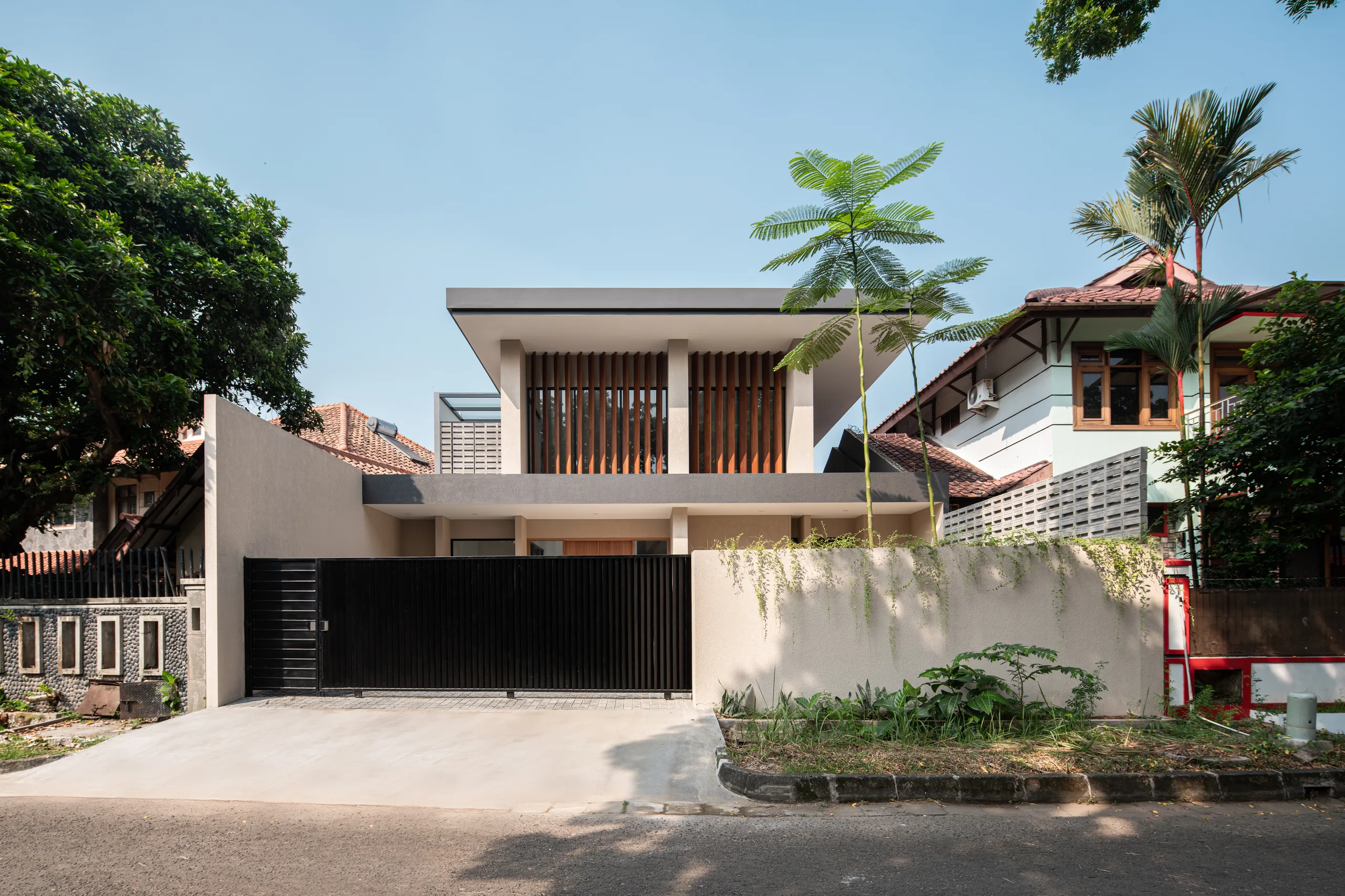 Louver House, The beauty of repetition; residential architecture in Giriloka, BSD by Senawa (view 2)
