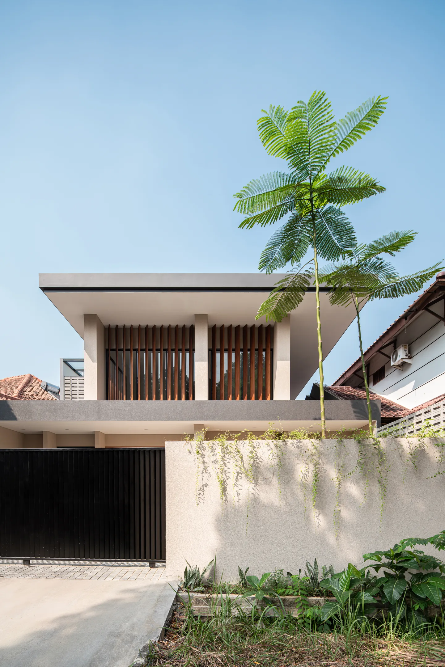 Louver House, residential architecture in Giriloka, BSD by Senawa (view 2)